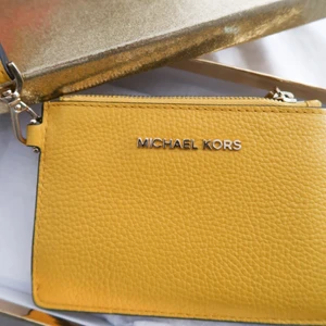Michael kors gul korthållare - I väldigt fint skick, använd en gång. Självklart äkta. 170kr.