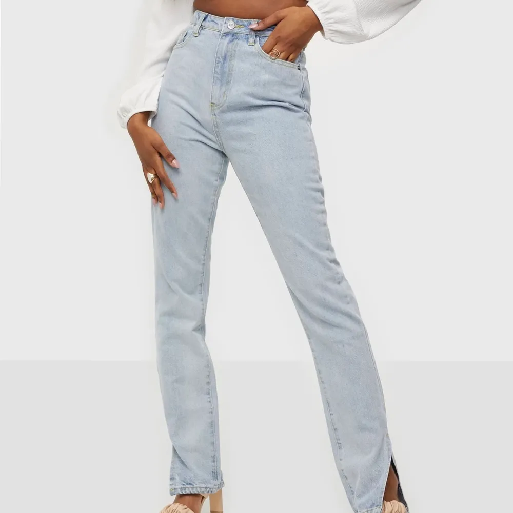 Oanvända jeans från missguided, ljusblåa med slits i benen. . Jeans & Byxor.