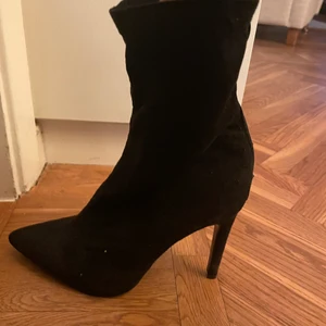 ”Sock heels” med stilett, strl 39  - Köpta på Plick, Tyvärr lite för stora för mig så de kommer inte till användning 