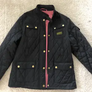 Fin jacka från Barbour i barnstorlek XXL vilket motsvarar en vanlig XS/S