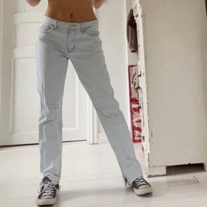 Ljusa jeans med slits från ZARA, relativt oanvända. 300+frakt 💕