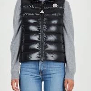 Svart moncler väst - Säljer denna svarta moncler väst, nypris är 5599kr. Köptes på Nk i Stockholm för ca 2 år sedan. Den är i bra skick och inte så flitigt använd. Storlek 1 vilket är S. Buda från 2000kr eller köp direkt för 4000.