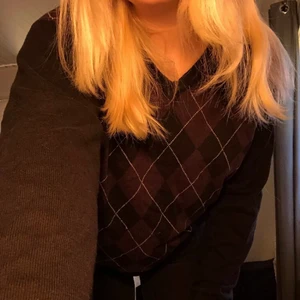trending argyle tröja! - SKITSNYGG trending typ av tröja, lila och svart argyle mönster ! Kommer inte till användning därav säljs den. Frakt tillkommer ❤️ 120kr eller högsta bud. 