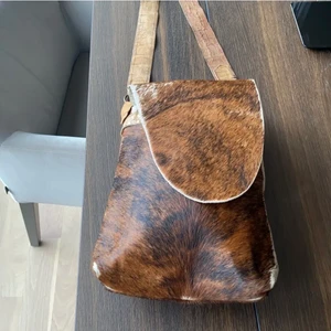 Axelväska  - Axelväska handgjorda, köpte i Danmark 🇩🇰…..jättebra att använda vardagen men också med cool outfit after work 🤎🤎🤎🤎🤎🤎