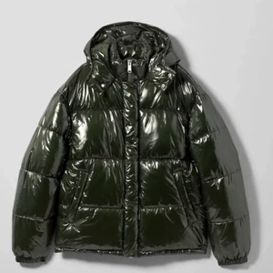 Mörkgrön jacka - Säljer nu denna skitsnygga vinterjacka ifrån weekday i en jättefin grön färg! Den är i storlek Xs men är stor i storleken och skulle passa någon som har S eller M. Buda i kommentarerna!💕💕💕💕nypris 900kr. Buda från 450kr! HELT SLUTSÅLD PÅ HEMSIDAN