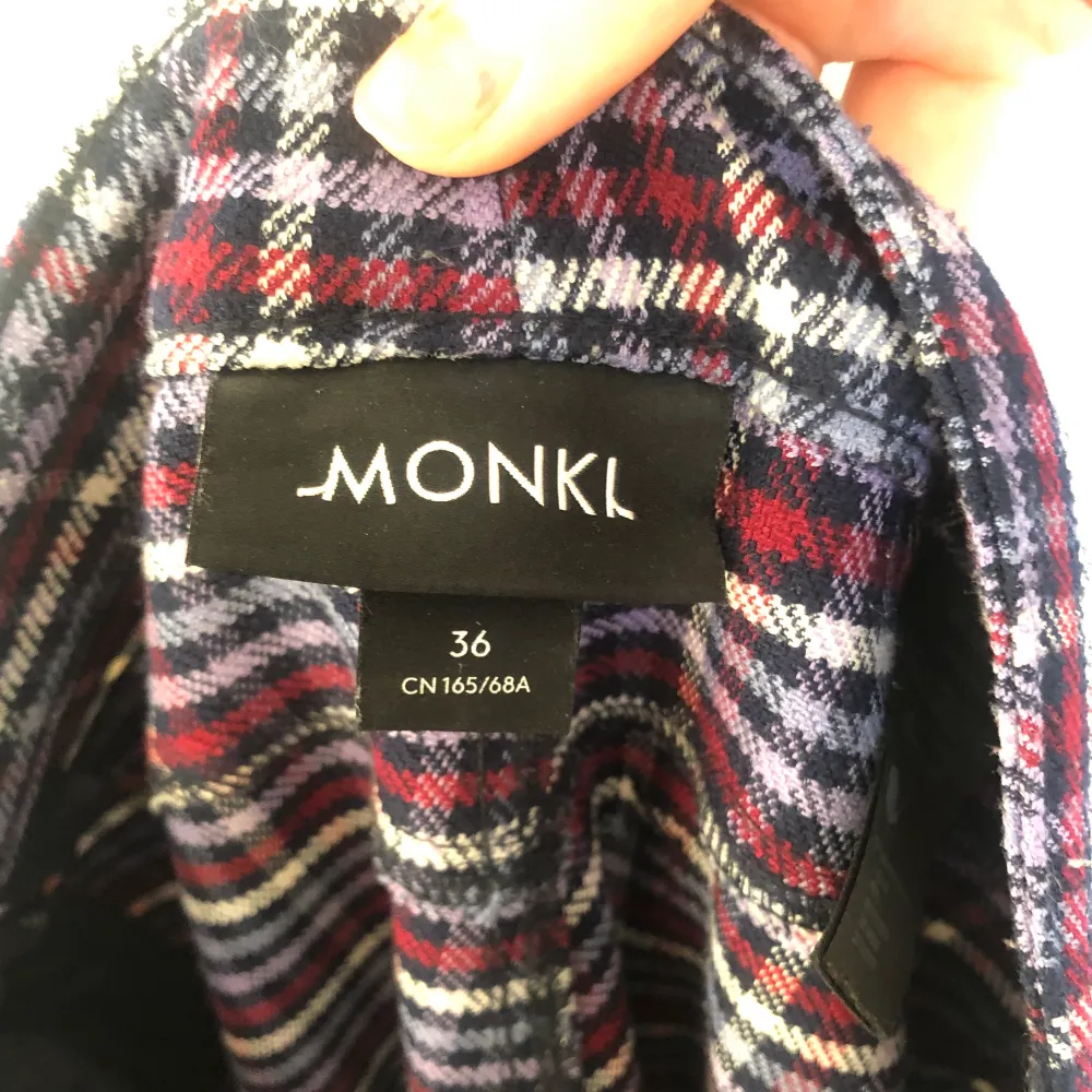 Jätte sköna lilarutiga byxor från monki. Knappt använda och i jättefint skick. Storlek 36. Pris kan diskuteras . Jeans & Byxor.