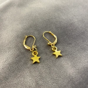 Stjärnörhängen ⭐️ - Superfina guldfärgade stjärnörhängen🤍 matchar även såå bra med vårat guldiga stjärnhalsband⭐️ NICKELFRIA!!