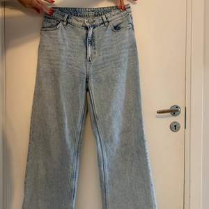 Jättesnygga jeans från Monk, lite slitna längst ner vid fötterna men syns ej så mycket där av priset, odinarie pris 400kr😋