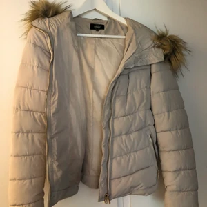 Jacka strl S - Vinterjacka från Only i strl S. Välanvänd! Köparen står för frakten. 