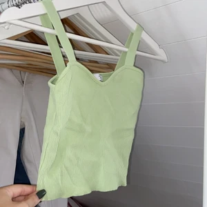 Zara topp strl S - Bra skick, knappt använd. Ljus grön 