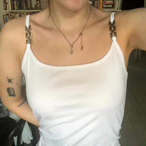 Vitt linne från humana  - Gulligt vitt linne köpt på humana för 150kr! Metalldetaljer på axelbanden 😍 har knutit upp tröjan på de två första bilderna men går lätt att sy in/ knyta om man vill ha den mer tajt ❤️ storlek M