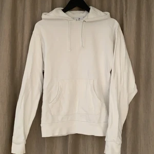 Hoodie från Collusion - Vit hoodie från Asos unisex-kollektion Collusion i storlek XS, sitter oversized på mig som vanligtvis har XS. Hör av dig vid frågor 🤍
