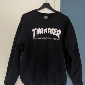 Thrasher Sweatshirt köpt från Junkyard. Säljes för att den använts och används för lite. Så gott som ny!