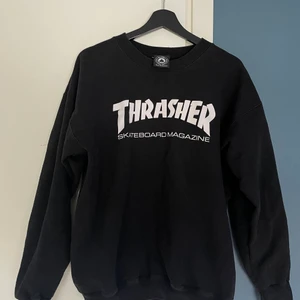 Thrasher Sweatshirt - Thrasher Sweatshirt köpt från Junkyard. Säljes för att den använts och används för lite. Så gott som ny!
