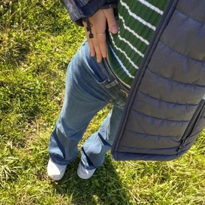Flare jeans  - Mid waist jeans i flare. Jeansen är i vintage. Personen på bilden är 158 cm lång och alla bilder är mina. Jeansen är i storlek W26 L32. Köparen står för frakten. Det är bara att skriva om man vill ha mått eller annat