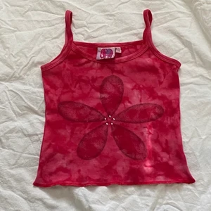 söt vintage linne - !! LÄGGER UPP IGEN PGA OSERIÖS KÖPARE!! Helt drömmig topp som sörjer mig att jag måste sälja vidare men blivit för liten på mig. Gammal indiska kollektion i barnstorlek (110/116) lite för tajt i armhålan på mig som har S, Så fungerar nog bättre för XXS/XS. Frakt inräknat i priset! ❤️ FINNS KVAR OM EJ MARKERAD SÅLD! 💕 