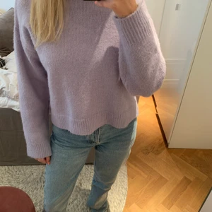 Stickad tröja!💜 - Säljer denna superfina ljuslila tröja!💜Använd 1-2 gånger och i gott skick men kommer helt inte till användning. Storlek S. Köparen står för frakt😊