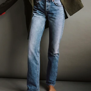 Slutsålda jeans  - Säljer eller kan byta till ett par i storlek 38 då jag vill ha dom större. Aldrig använda och dom är just nu slutsålda på Zaras hemsida, frakt 96kr💗