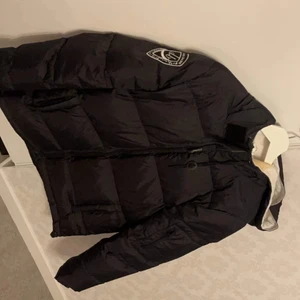 Vinterjacka  - Använd lite, inte mycket alls den är som ny 