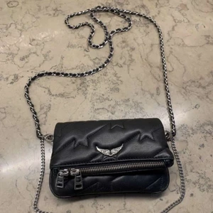 Zadig väska - Säljer min sjukt fina Zadig väska i nyskick! Säljer då den tyvärr inte kommer till användning! Köptes för 3000kr!Pris kan diskuteras vid snabb affär!❤️🙌🏻 frakt tillkommer!🚚❤️köp direkt för 1500kr!❤️🙌🏻