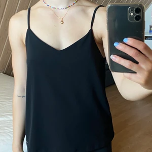 Topp med öppen rygg - Linne med öppen rygg med guld kedja. Jättefin och festlig topp. Superbra kvalite och knappt använd! Hör av er vid frågor eller om ni vill ha fler bilder💞