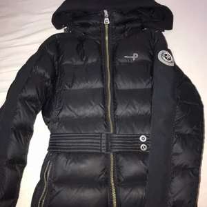 Jacka - Köpt begagnad hafft en vinter men vill inte ha den längre så säjer den vidare till nån som verkligen vill ha den men det är inget fel på jackan den är som ny ut och riktigt varm, för dom som vill veta mer kom privat☺️