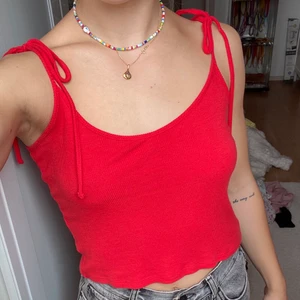 Linne med knytning - Kort linne med axelband man själv knyter. Jättefint och skönt! Knappt använt. Hör av er om ni vill ha fler bilder eller har frågor💖