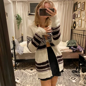 Stickad tröja - Sjukt mysig stickad tröja, perfekt till kallare dagar! Strl XS men inte alls för liten, storleken är lite oversized. Skickas med spårbar frakt för 500g och den kostar 57☺️