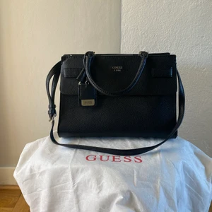 Guess väska - Säljer en väska från Guess i nyskick, den är endast använd ett fåtal tillfällen. Väldigt smidig handväska med många fack och ett justerbart axelband. Nypris var 1500kr. Kommer med dustbag. Om fler är intresserade blir det budgivning.