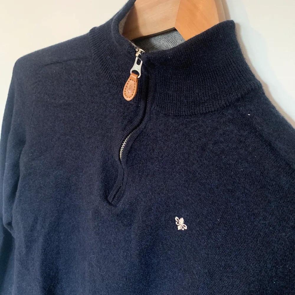 En tröja från Morris i mörkblå färg. Halv dragkedje detalj upptill. Liten i storleken. 100% merinoull.. Stickat.