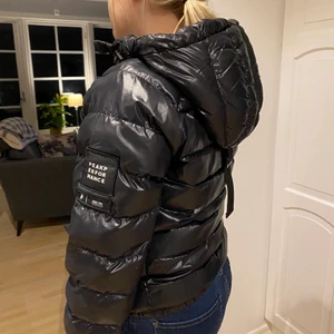 Peak performance jacka - Supersnygg jacka i stl S nypris 3200 säljer för 1800? Har en defekt som ja kan skicka bild om någon är intresserad av att köpa