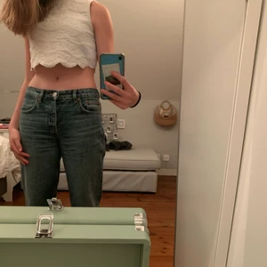 Vitt Zara linne  - Supper gulligt vitt linne/topp från zara i storlek S. Man knyter den på ryggen och därför kan den passa både S och M. Väldigt skönt material och är perfekt på hösten 🍂 Köptes för ungiför 130kr men säljer för 50kr.