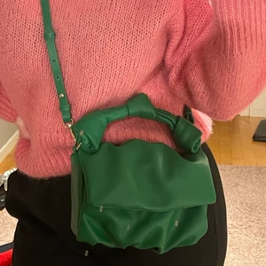 Grön väska - Säljer denna gröna väska från Zara i helt oanvänd skick. (Råkade beställa två så den jag säljer är helt oanvänd och ej uppackas, den på bilden är den jag ska behålla själv). Dustbag medföljer! Supersnygg!!😍 buda om fler är intresserade, köper direkt för 280 + frakt💓
