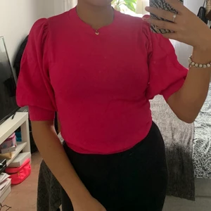 Tröja från Ginatricot - Säljer denna tröja för den är knappt använd, ganska elegant av sig en väldigt stark färg jätte fin😁