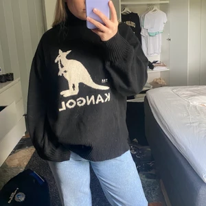 HM x Kangol - Superfin stickad tröja från HM x Kangol. Använd fåtal gånger. Nypris 399kr. Köpare står för frakt.