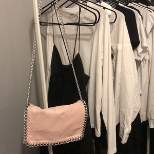 tiamo pricilla MEDIUM - väska från tiamo i modellen pricilla, i en ljusrosa färg med silverdetaljer. väskan är köpt för cirka 3 år sedan för 500kr, och är i användt skick men finns inga större defekter på väskan. eftersom färgen är såpass ljus så är den lite fläckig från användning, men lätt att tvätta 🤍 bilderna i annonsen är endast mina egna. 