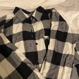 flanell skjorta - flanell skjorta från H&M. XS men sitter som en S