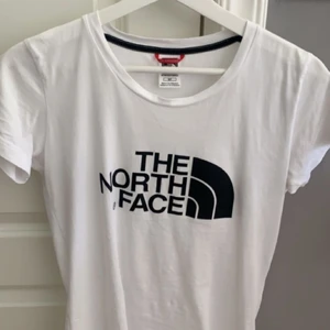 Tshirt - The north face t-shirt i nyskick, köpt på Åre skidsport för 300kr. Passar även xs