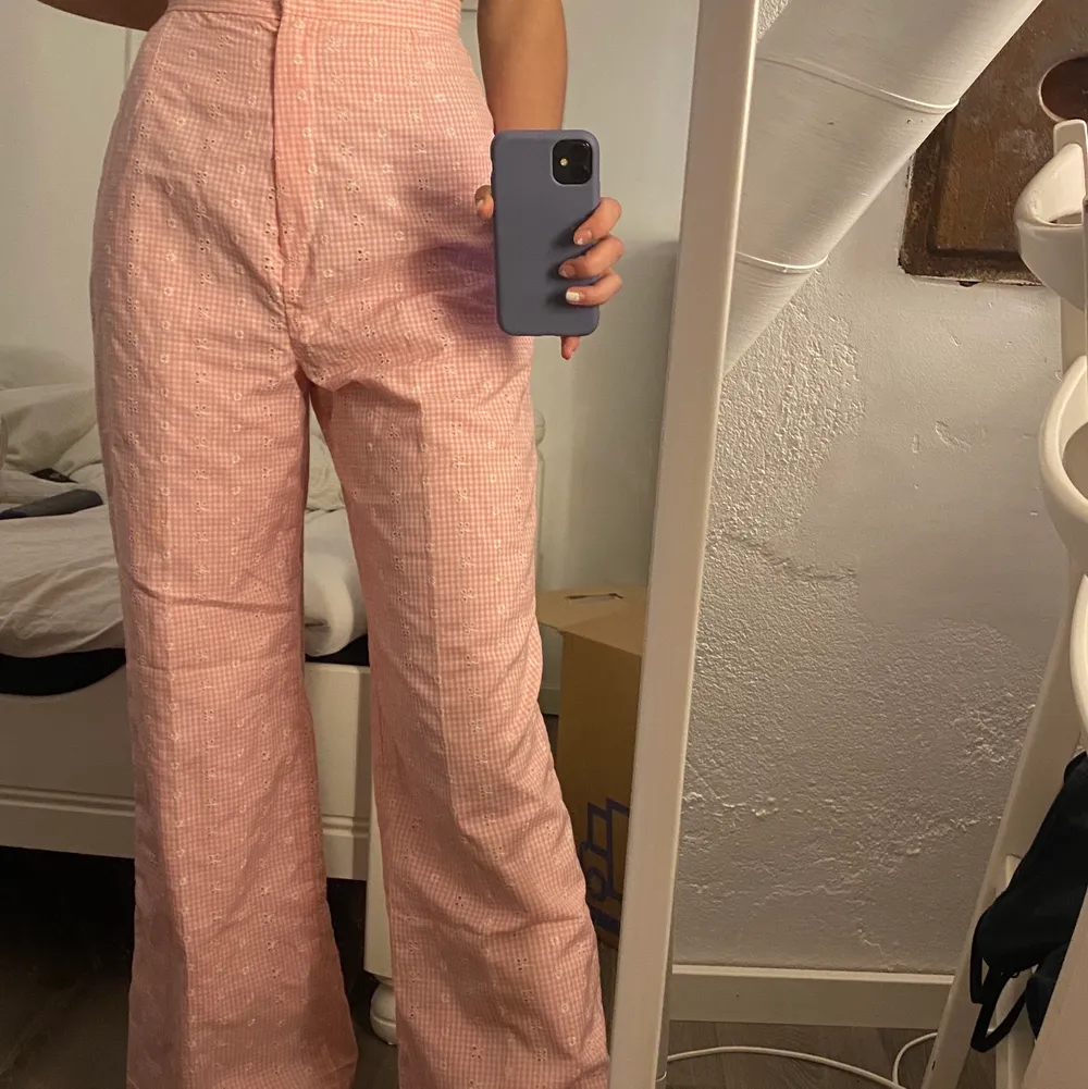 Rosa fina byxor som är köpta på Beyond Retro. För stora för mig i midjan men tror att det är en Strl M.. Jeans & Byxor.