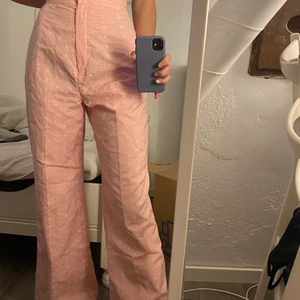 Rosa byxor - Rosa fina byxor som är köpta på Beyond Retro. För stora för mig i midjan men tror att det är en Strl M.