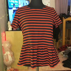 Söt topp - Jättefin oanvänd topp / tshirt. ☀️  T-shirt med lite volang nertill, den är så himla söt på. ❣️ den är från only. 