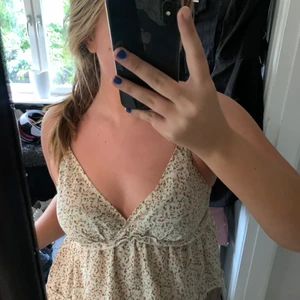 blommig topp - jättesöt topp jag inte använder alls😋 storlek L men lite liten i storleken 💕 