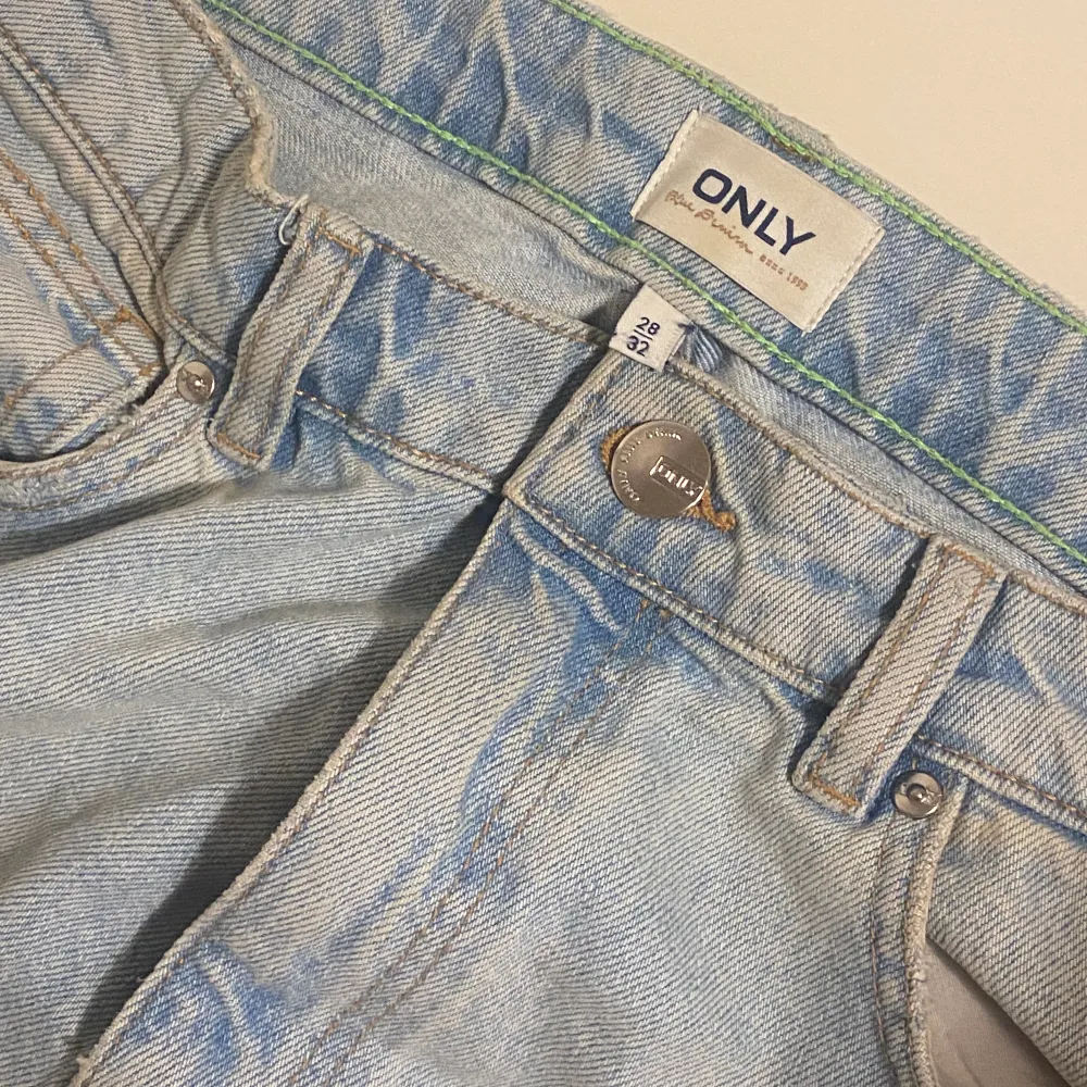 Ett par sjukt snygga lågmidjade jeans från only som inte längre finns kvar. Buda gärna privat !💕💕 köp direkt för 350kr. Jeans & Byxor.