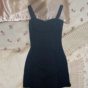 snygg festklänning - snygg klänning med mönster. Resårband i axelbanden och samt på ryggen. Perfekt för fester! Jätte fin! Men kommer tyvärr aldrig till användning längre. Köpt på HM för många år sedan. Köparen står för frakt 💕