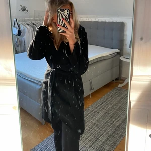 Kappa XS - En svart basic kappa med en luva ifrån Tahari i storlek XS, passar bra nu på vintern ifall man har en tröja under eller att använda mer på hösten och våren 😊 (extra fraktkostnad kan tillkomma då den är ganska tung och rejäl)
