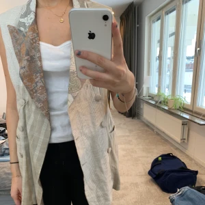 Kavajväst - Unik och fin väst, likt en kavaj. Storlek står tyvärr ej. Aldrig använd av mig, men köpt på humana! Perfekt till nyår 💝💝frakt ingår ej