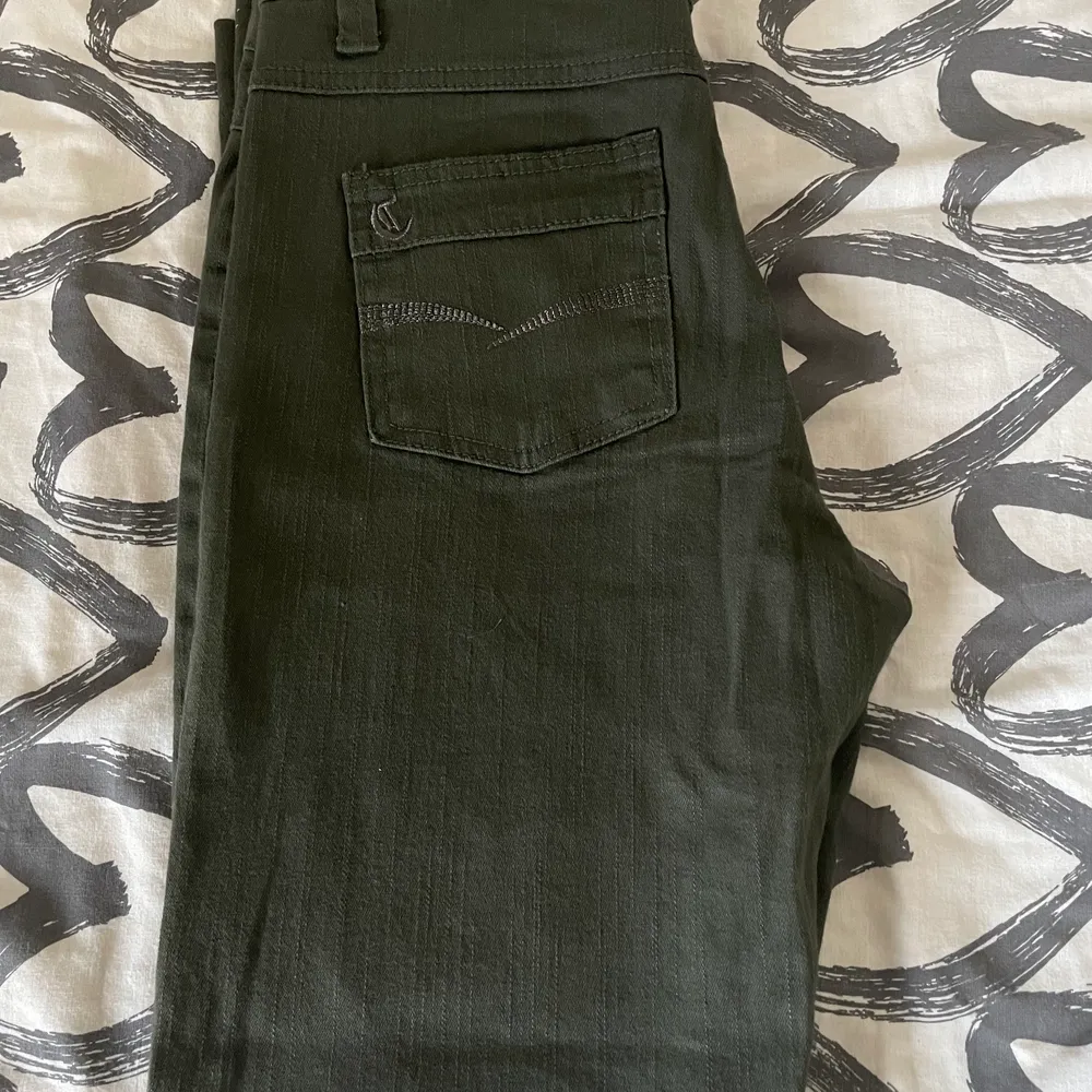 Säljer dessa militär gröna byxor i storlek 36, haft dom ganska länge dom ee vintage från cappuccini ny pris 890kr . Jeans & Byxor.