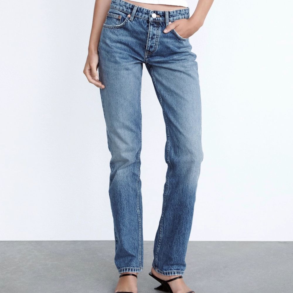Zaras mid rise-straight leg jeans💞ny skick knappt använda.. Jeans & Byxor.