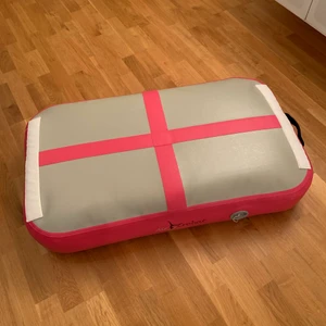 Airctobat airblock - Kan sättas fast på ett airtrack och blåses upp med samma pump som annonsen innan. Fint skick. Köpt på cheerleading tävling.
