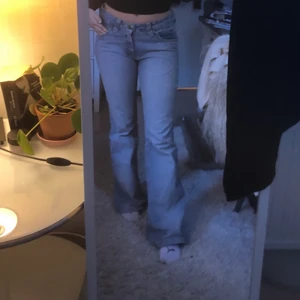 Lee jeans  - Super snygga Lee jeans som tyvär blivigt för snygga. Dem är lågmidjade och bootcut. Jag är 162 och dem är långa för mig. Skulle nog gå ner till golvet till någon som är runt 170 cm. Jag har Xs-S i byxor så skulle passa någon som har runt dme storlekarna och något större.                                                                                  För mer bilder skriv